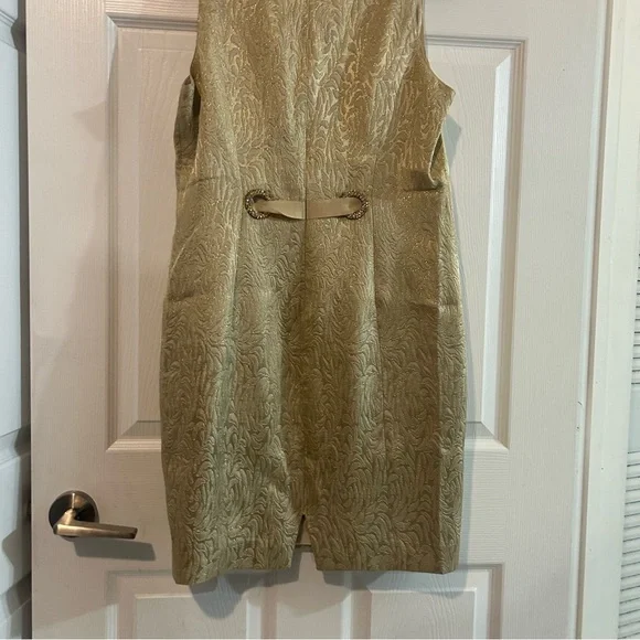 Elegant Gold Sleeveless Dress - Picture 12 of 13